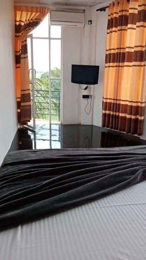 Air Vision 98 Hotel Katunayaka Bagian luar foto