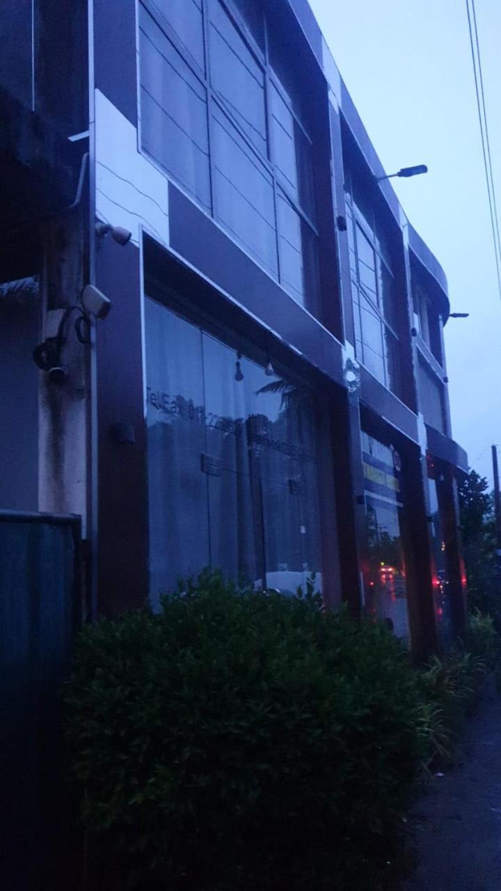 Air Vision 98 Hotel Katunayaka Bagian luar foto